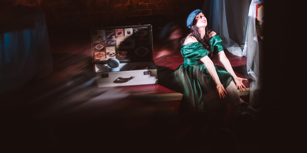 «Шоколад» Валерии Емельяновой. Спектакль о женщине вне правил, способной чувствовать чужие тайны