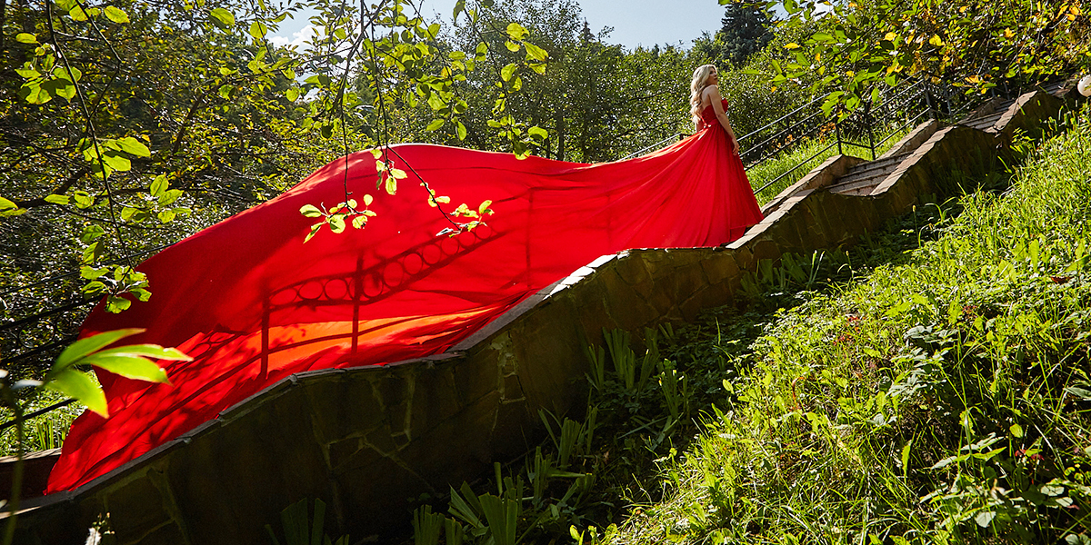 И диснеевские принцессы позавидуют! Бизнесвумен в парящих нарядах с рекордно длинными шлейфами