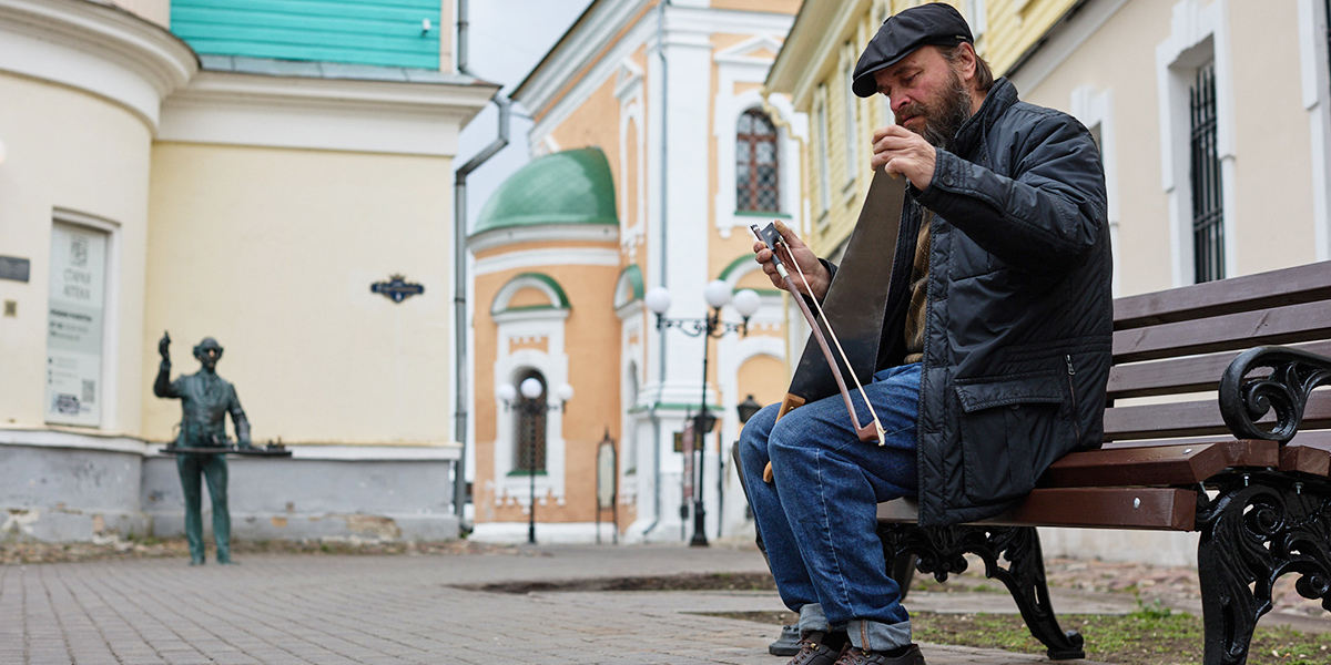 Музыкант, который аккомпанировал «Сестренке» и выступал со Шнуровым: «На пиле играть — как петь»