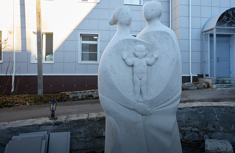 Долгорукий готовится занять свое место, а «Семья» уже обрела дом. Владимир обрастает новыми скульптурами