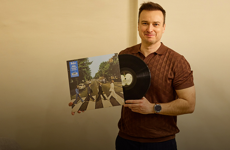 Между The Beatles и Багзом Банни. Полка с коллекцией винила владимирского диджея