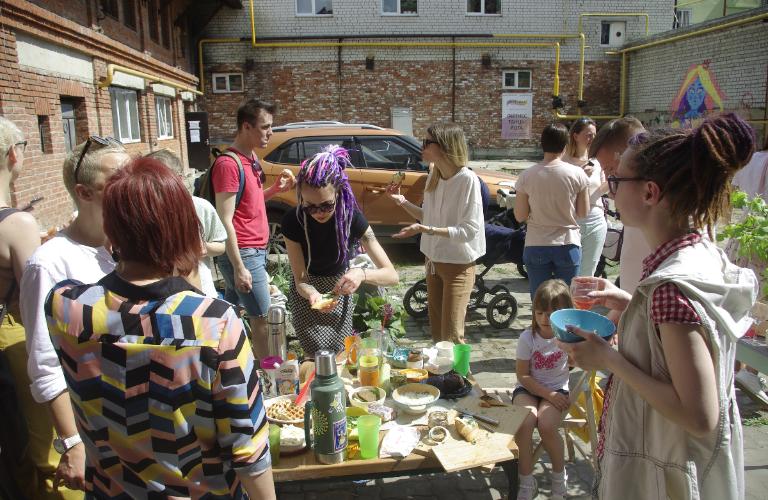 Горожане устроили завтрак во дворе офисного здания на улице Ильича