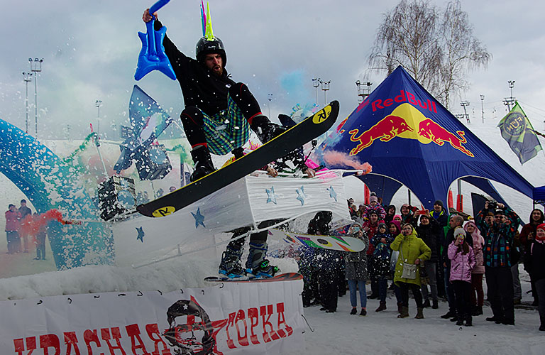 Каякер обошел лыжников и сноубордистов на аква-шоу в Мелехово