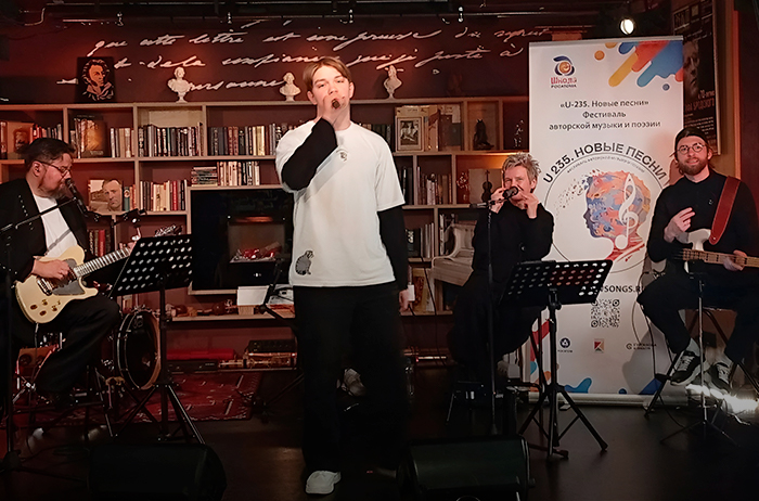 Школьник из Коврова спел с экс-солисткой «Ночных снайперов» Светланой Сургановой в Санкт-Петербурге