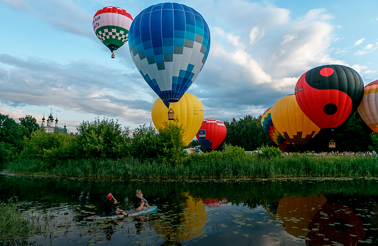 «На большом воздушном шаре»: сочные кадры с фестиваля аэростатов в Суздале