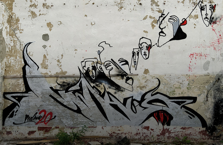 Причудливые лица домов. Анонимное искусство граффитиста Никиты Молнии