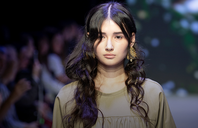 Серьги-ананасы, ожерелок, кольцо-лунник. Украшения ювелира из Мурома на Московской неделе моды