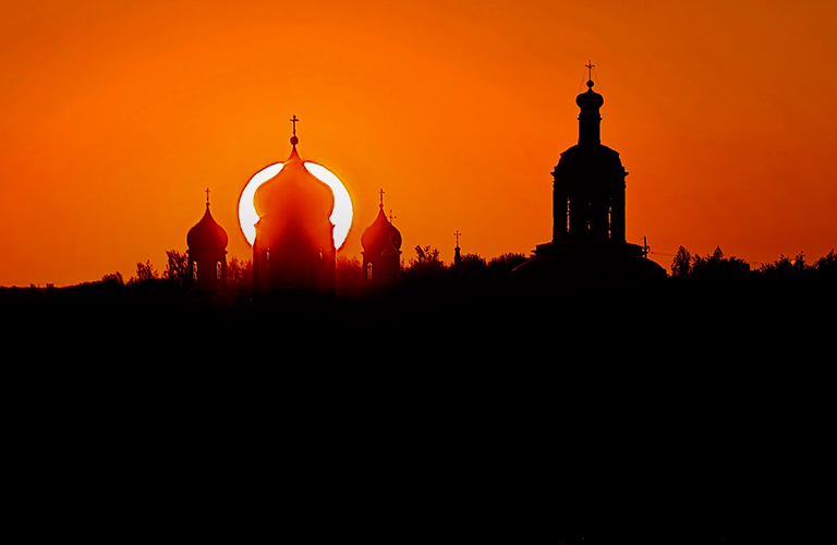 «Инопланетный» гость, розовая радуга и огненный закат — небесная феерия над 33-м регионом