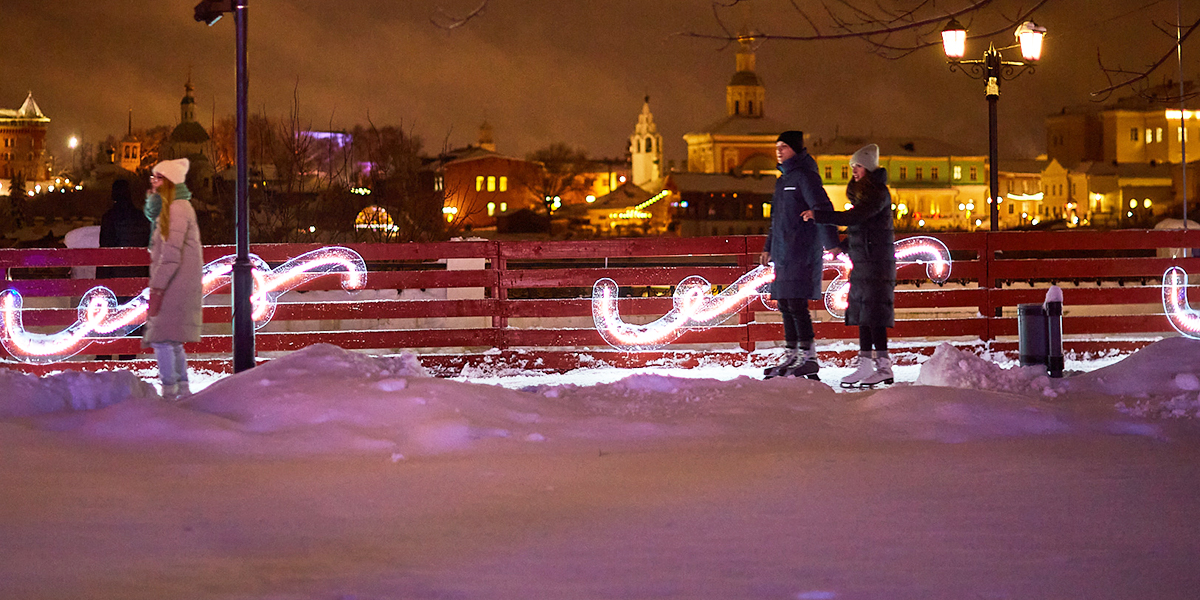 Каток в парке Пушкина открывали якутский Дед Мороз, итальянская фея и Санта-Клаус