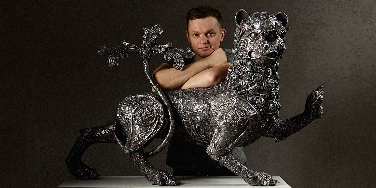 Царь зверей, воплощенный в металле. Скульптор изваял из стали льва с фасада Дмитриевского собора