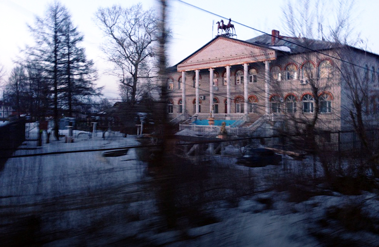 Бывший дом цыганского барона в Александрове: парадная лестница и кони на крыше