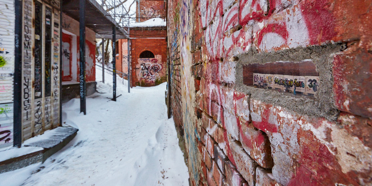 Изрисованный граффити забор в миниатюре — новая инсталляция в центре Владимира