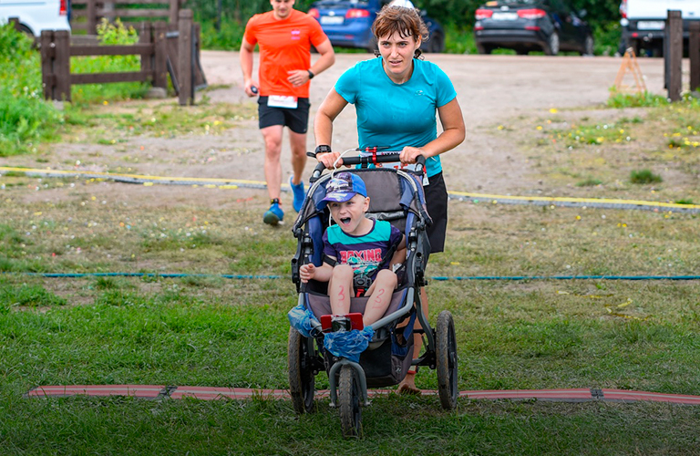 Плюс два мировых рекорда! Владимирская мама пробежала более 26 км с коляской и босиком
