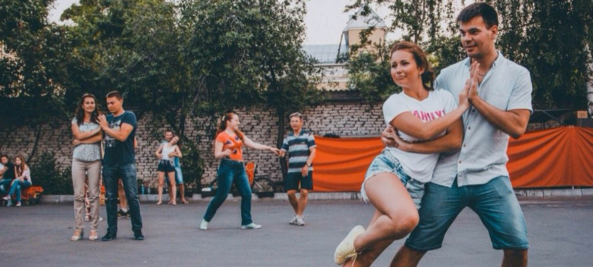Танцевальная вечеринка в центре Владимира