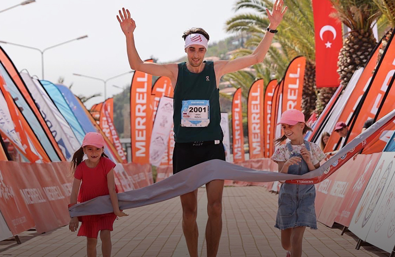 К финишу вместе с детьми! Марафонец из Владимира победил в престижном забеге в Турции