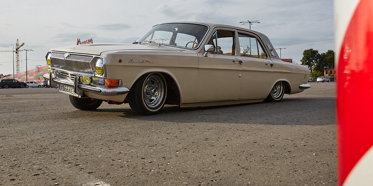 «Волга», которая умеет прыгать и приседать — лоурайдер владимирского механика