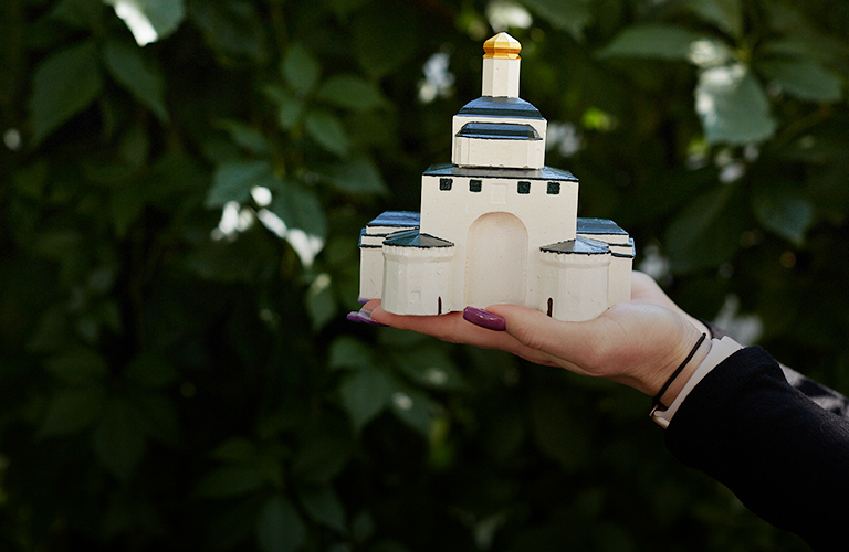 Золотые ворота на ладошке: владимирская мастерица сотворила свечу в виде сердца города