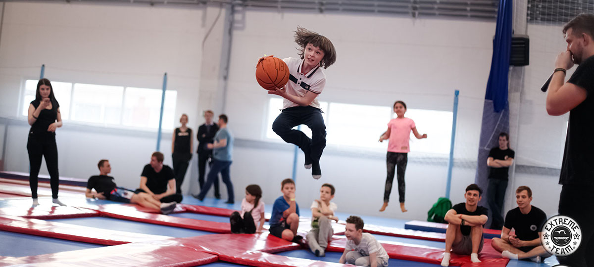 Учимся новым трюкам в батутном центре