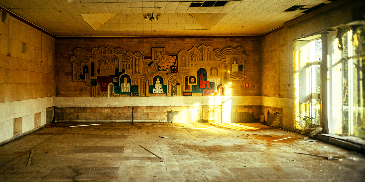 Расписанный спортзал и столовая с барельефом. Заброшенный детский санаторий близ Владимира