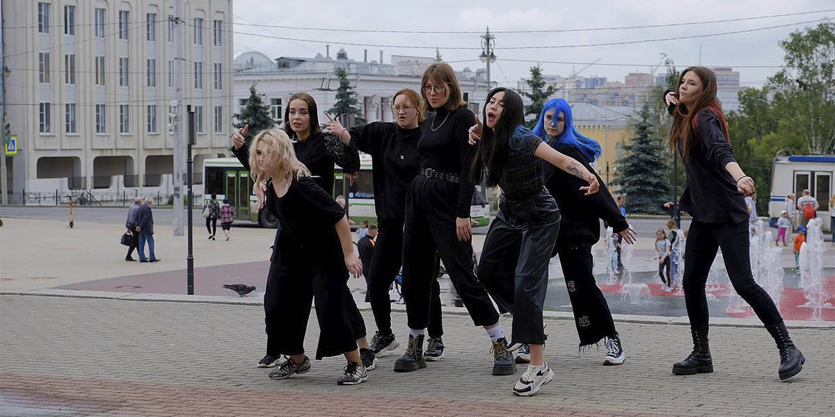 Корейские танцы у фонтана: фанатки BTS устроили флешмоб на Театральной площади