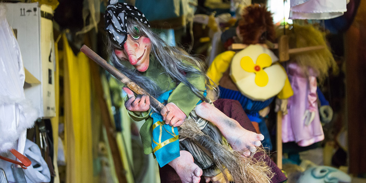 Смотрим поучительную  «Сказку про вредную Бабку-Ёжку»