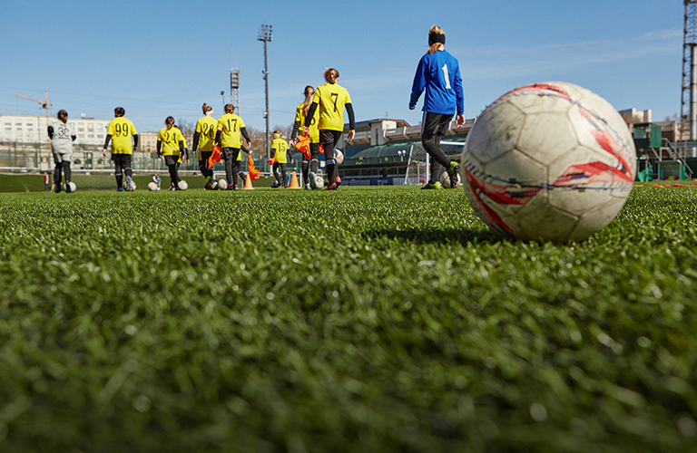 «Мальчишек обыгрываем регулярно». Как тренируются владимирские футболистки из школы олимпийского резерва