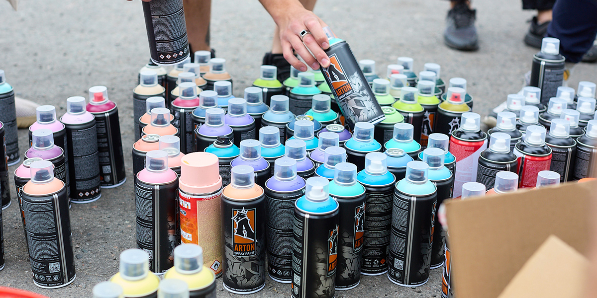 «Забомбили» фанерные кубы: 16 уличных художников открыли фестиваль 33zagfest
