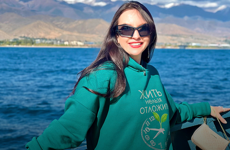 Признание на «Импульсе» и ретрит у озера Иссык-Куль — театральный вояж Валерии Емельяновой в Кыргызстан