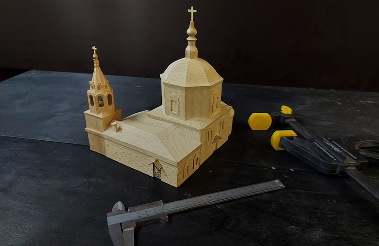 Житель Суздаля делает из дерева макеты соборов и храмов древнего города