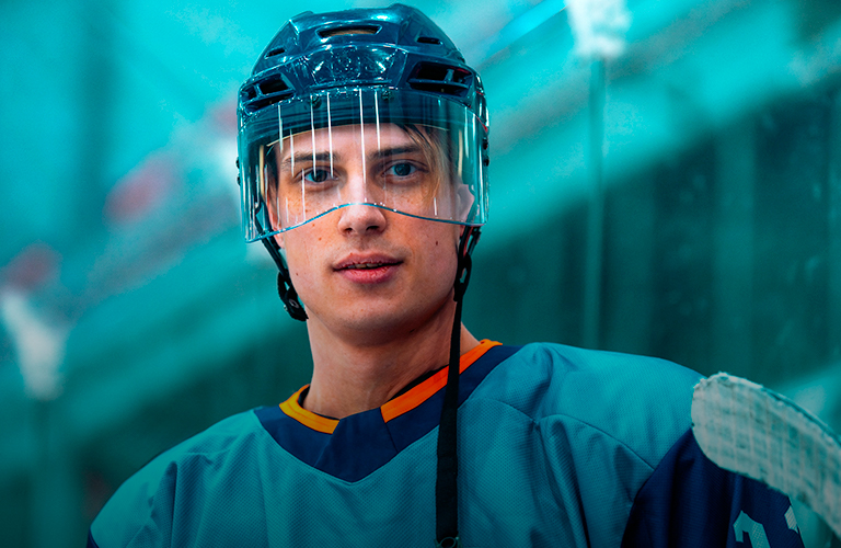 «В жизни не играл в хоккей!» Звезда «Молодежки» из Радужного рассказал о съемках в сериале