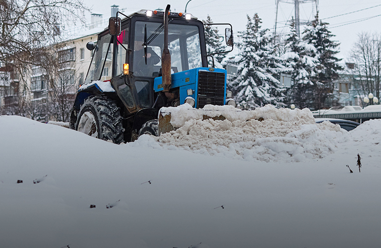 Заваленные парковки, каша во дворах и минус 80 тысяч кубов снега. Владимир разгребает последствия стихии