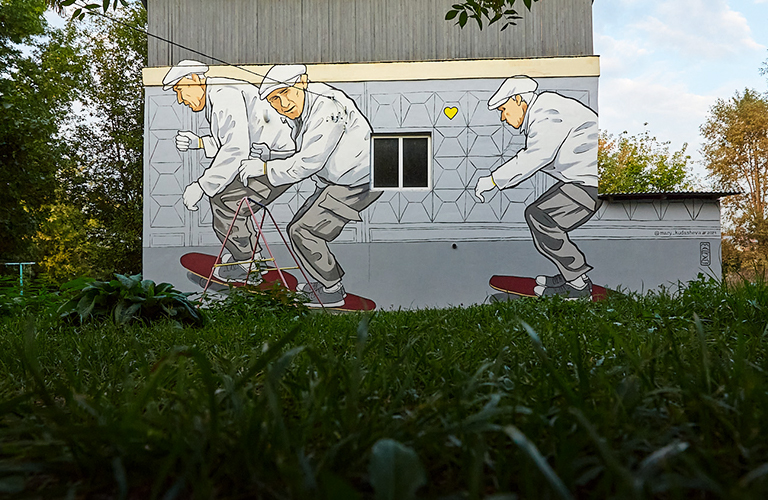 72-летний скейтер, коты, романтичный триптих: подборка городских арт-обновлений