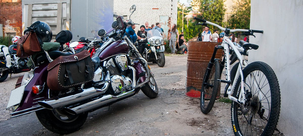 Дорожные байки и концерт в центре города: мотоциклисты устроили пати