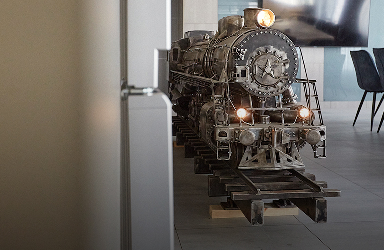 Паровоз весом полтонны, первая в СССР серийная коляска и другие новинки частной коллекции Жаровых