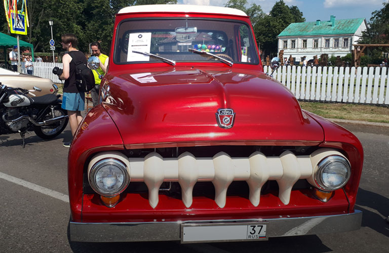 “Suzdal Retro Show 2019”. Центр города-музея на 6 часов стал парковкой для шикарных авто