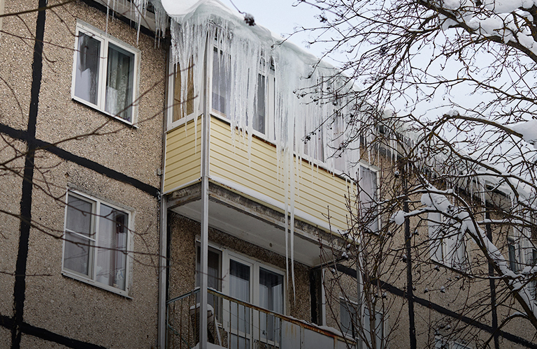 Не смотрите наверх! Нависшая угроза на обледеневших крышах областной столицы