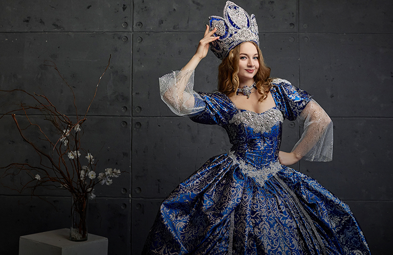 Императорское, свадебное, платье-феникс: трехцветное комбо, сшитое спортсменкой из Владимира