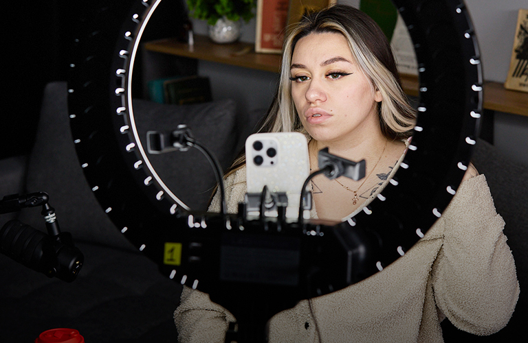 Как шутят три поколения, или Шоу владимирского блогера, набирающее миллионы просмотров