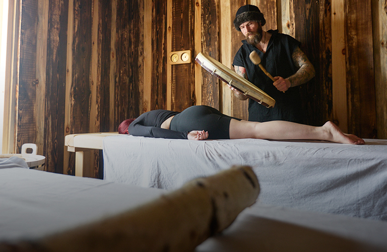 Легкий пар с бубном, топором и поленом. В суздальском аквапарке задали жару на открытии «Музея бань»