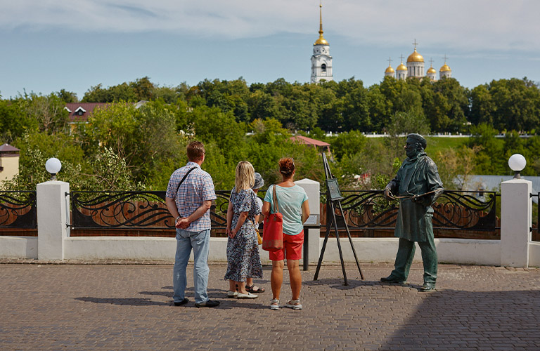 Тихо, уютно, но грустно и много мусора — мнения туристов о Владимире