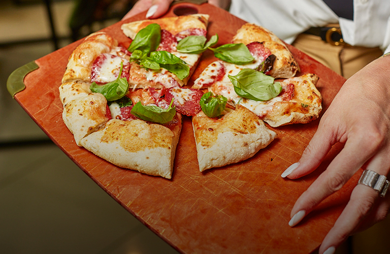 Пицца, которая всегда с собой. Готовим знаменитое итальянское блюдо в мобильной печи с камнем