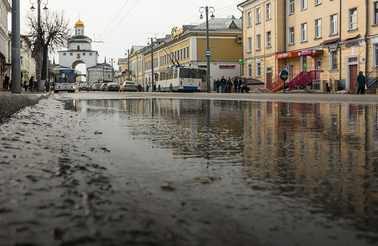 Владимирский «разлив», или Отражение города в лужах