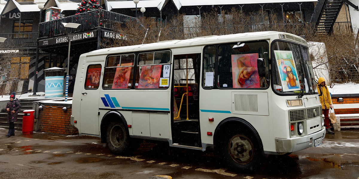 «Понаехали»: владимирская художница превратила столичный ПАЗ в картинную галерею