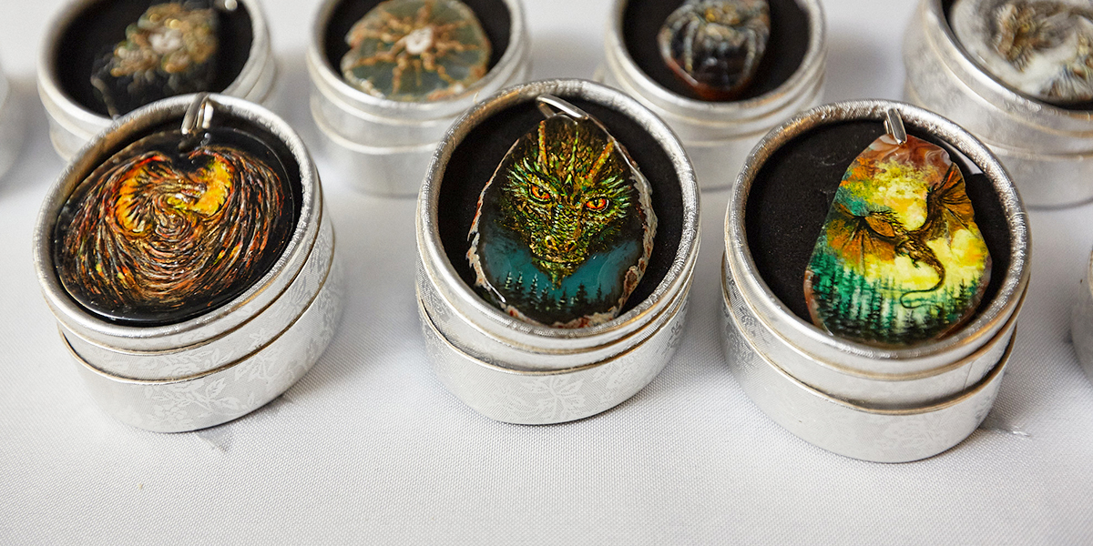 Челентано с Пуаро и фэнтези-персонажи на камнях: детализированные украшения миниатюриста