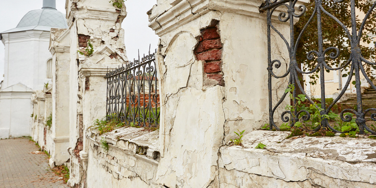 Ограда в центре Владимира разрушается, но ремонтировать ее пока некому