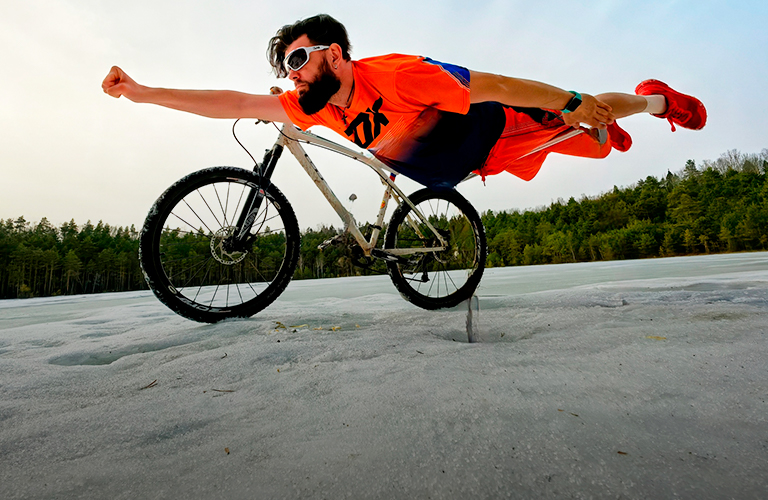 Владимирские велосипедисты в образе парящего в воздухе Супермена
