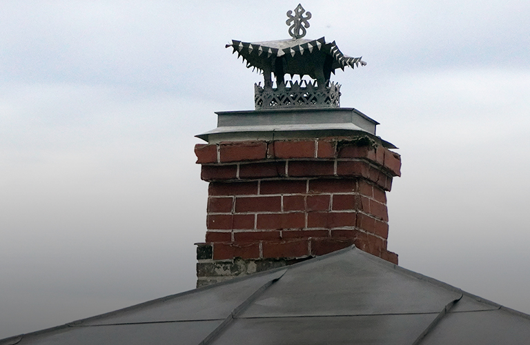 Фигурные, с узорами, в форме домиков — затейливые дымники на зданиях Владимира и не только