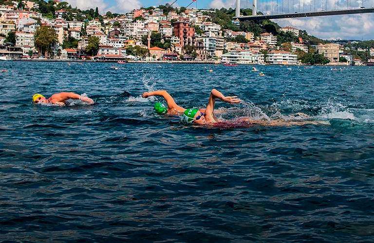 «Чувствовала себя олимпийской чемпионкой», — Мария Айзина из Владимира переплыла Босфор за 1 час 15 минут