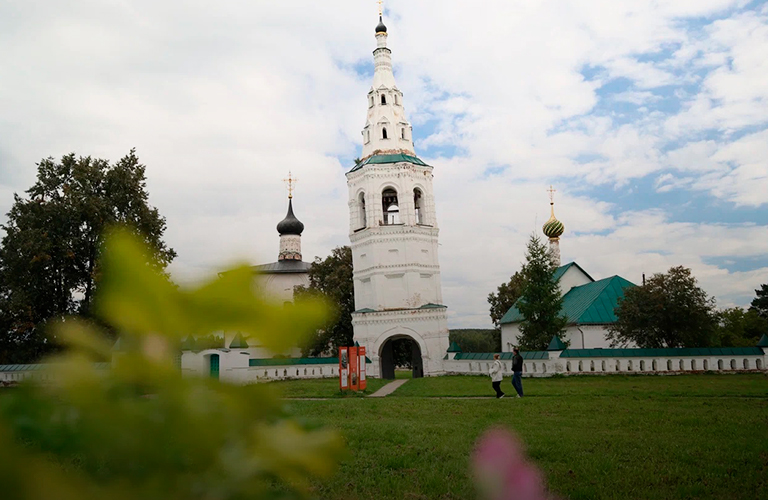 Круче, чем Пизанская башня: в селе Кидекша есть своя падающая колокольня