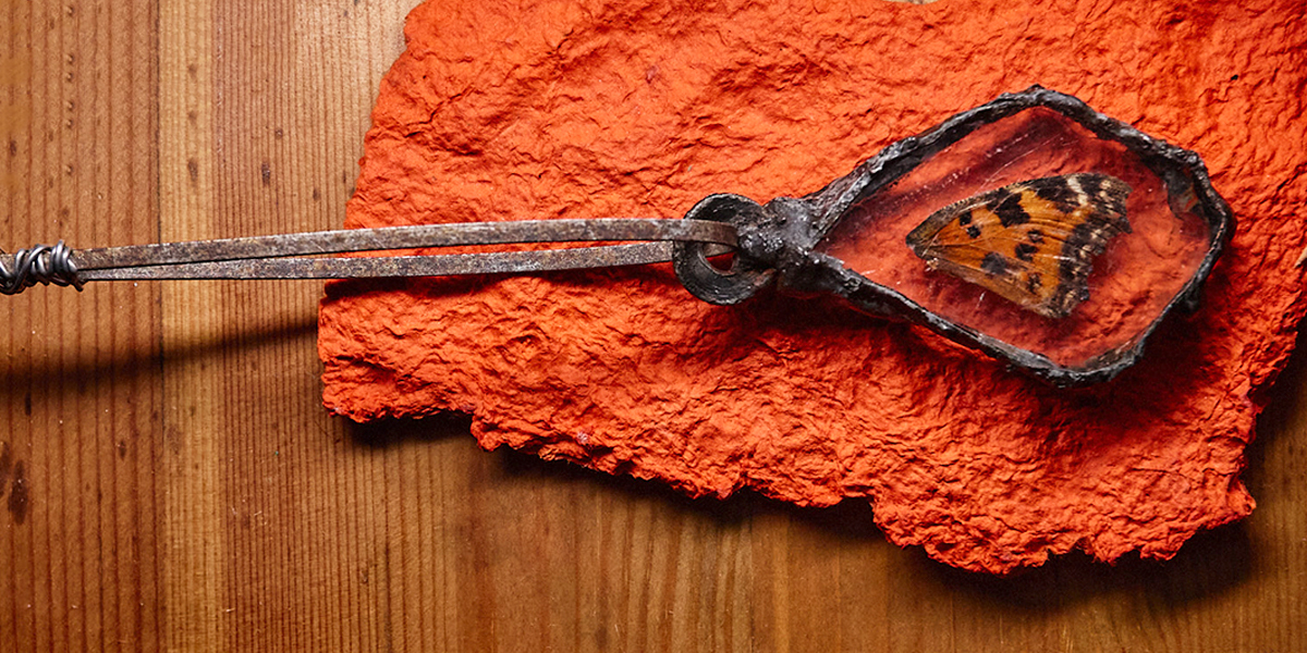 Медальон с крылом бабочки и панно из осколков. Наивная пайка в мастерской, где вещи рождаются сами